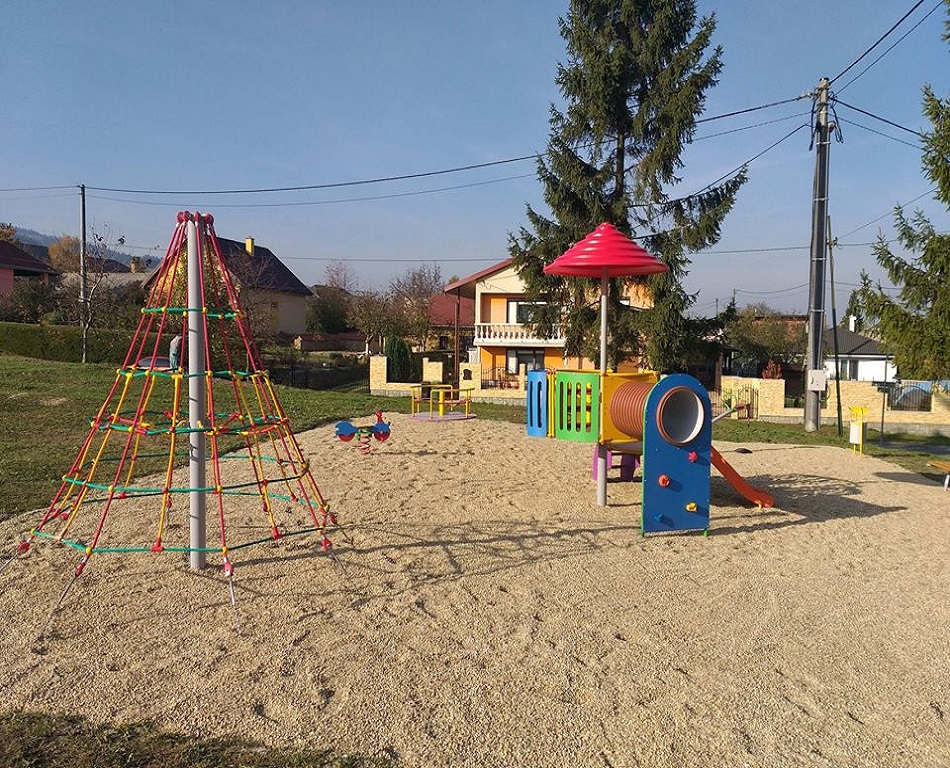 Zabawka ze zjeżdżalnią na plac zabaw
